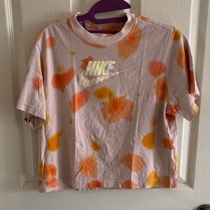 Kids loose fit Nike tee!